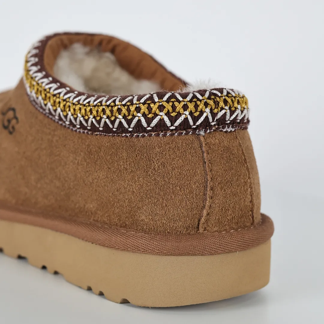 Copy price 💰540 Core recommendation Good price 5cm thick sole, independently developed original outsole, cashmere insole, keeping warm in winter, suitable for home use. In the new year, uug launched a style series, which is partially geared towards the preferences of young consumers. It has also moved to the forefront of fashion trends. Shoe body material, water-repellent coated suede upper, 17 mm UGGPURE™ implanted wool insole, lightweight non-slip and comfortable rubber outsole, with brand LOGO and trademark, with full package Size: 35 36 37 38 39 40 41 42 43 44 45